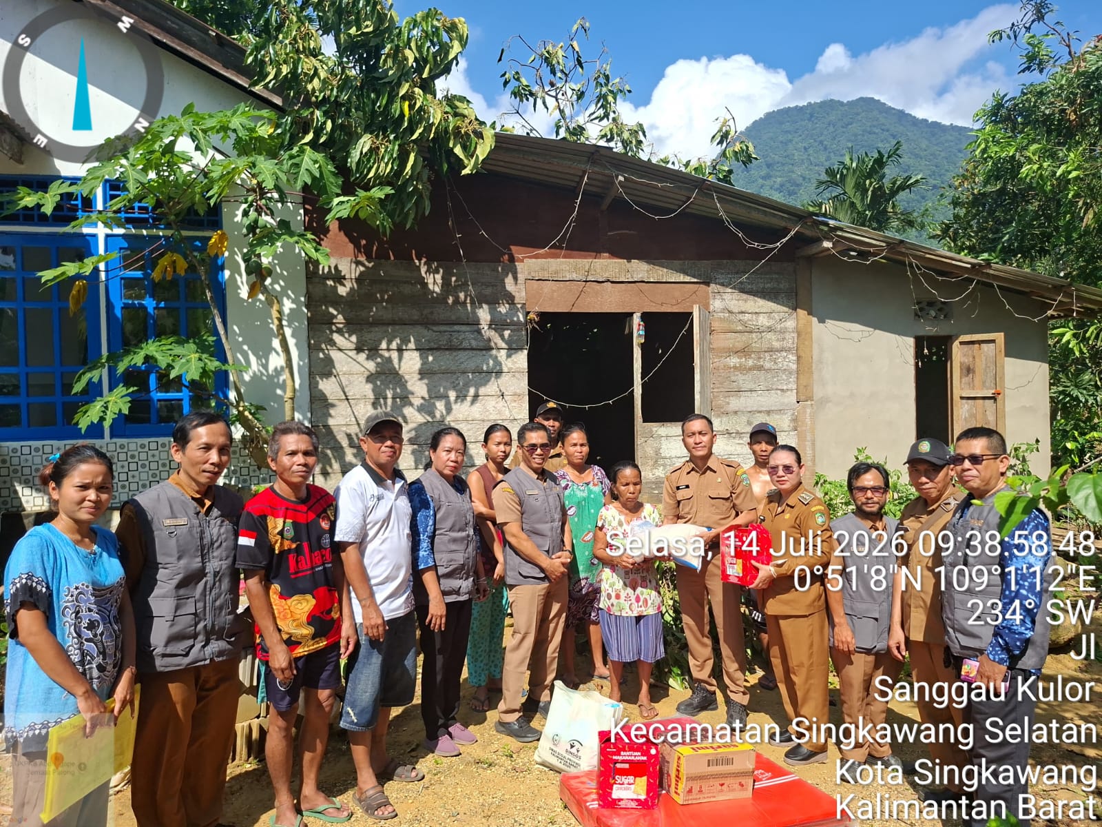 penyerahan-bantuan-kepada-warga-sanggau-kulor