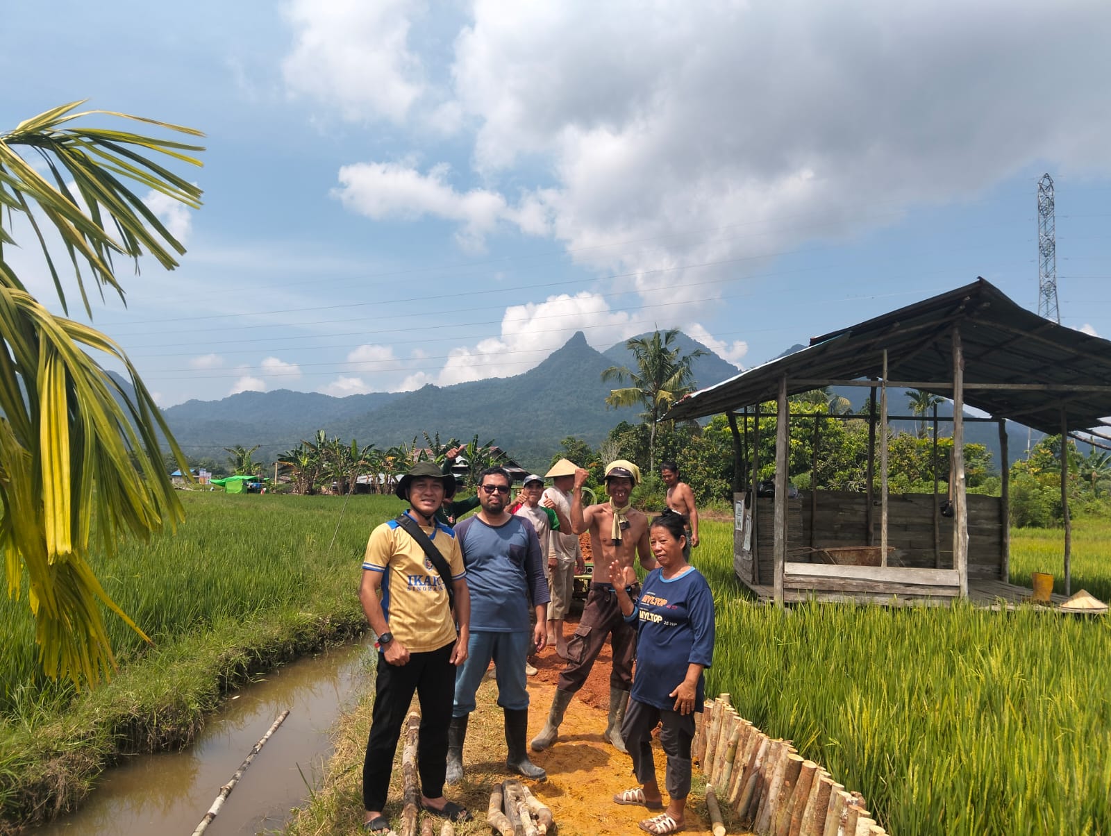 kerja-bakti-bersama-kelompok-tani-kelurahan-nyarumkop