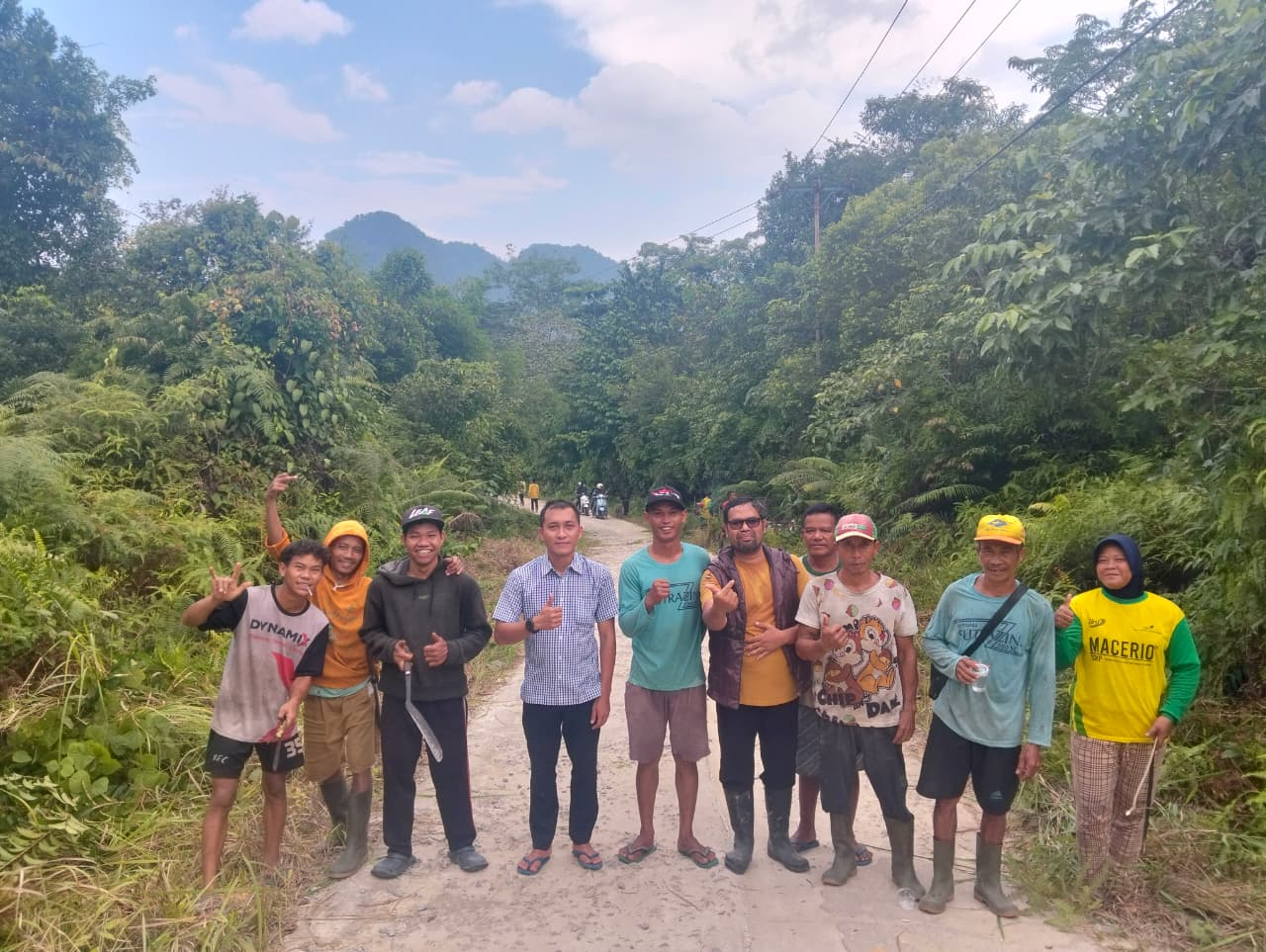 kerja-bakti-bersama-warga-kelurahan-nyarumkop