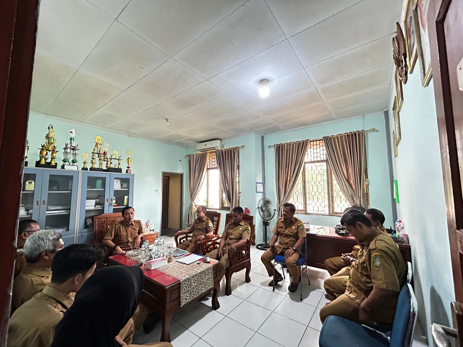 rapat-staf-membahas-kegiatan-turun-lapangan-untuk-monitoring-karhutla-di-kelurahan-mayasopa-kecamatan-singkawang-timur